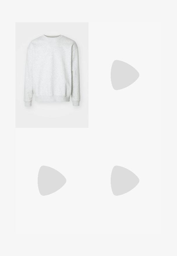 Sweatshirt gris clair en mélange de coton. Encolure arrondie, manches longues, poignets et ourlet côtelés. Texture douce, design minimaliste sans motifs.; Pantalon de survêtement gris avec une finition texturée, présentant un dégradé de gris foncé au niveau de l'ourlet, une taille élastique et une coupe ample.; Bottine en daim beige avec un col rembourré noir, œillets en métal doré, détails de surpiqûres blanches et semelle en caoutchouc robuste avec des crampons prononcés.; Lunettes de soleil noires avec un design élégant et enveloppant, verres teintés sombres et montures en plastique brillant. Le nom de la marque figure sur la branche.