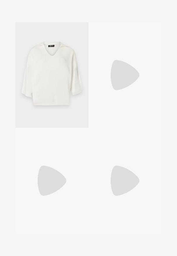 Top tricotado branco com decote em V, mangas curtas e um corte descontraído. Textura suave com um design minimalista e sem adornos visíveis.; Calças pretas de corte ajustado com um design de perna reta, apresentando uma textura lisa e pregas bem definidas na frente. Sem hardware visível.; Saltos slingback em couro preto com bico fino, apresentando um salto esguio e um detalhe em tom dourado na alça ajustável. Textura suave.; Bolsa de couro preta com um design estruturado, apresentando uma forma cropped, alça superior e detalhes em metal dourado. Inclui uma alça de ombro ajustável.