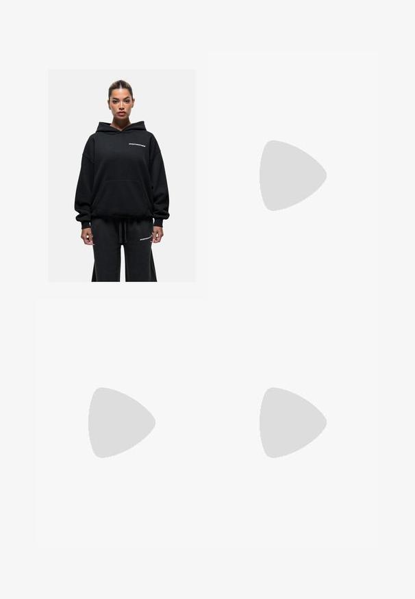 Zwarte hoodie met voorzak, voorzien van de tekst "GOODFORNOTHING" in het wit. Zacht materiaal met een ontspannen pasvorm, gecombineerd met bijpassende broek.; Zwarte straight-leg sweatpants met elastische tailleband en verstelbaar trekkoord, weergegeven op een witte achtergrond.; Lichtblauwe Nike sneakers van mesh met een textuurafwerking, zwarte swoosh en crèmekleurige tussenzool, gecombineerd met donkergrijze wijde broek.; Zilveren oorbel met een gepolijste afwerking, met kleine gouden accentdetails en een ronde vorm, gedragen op de oorlel.
