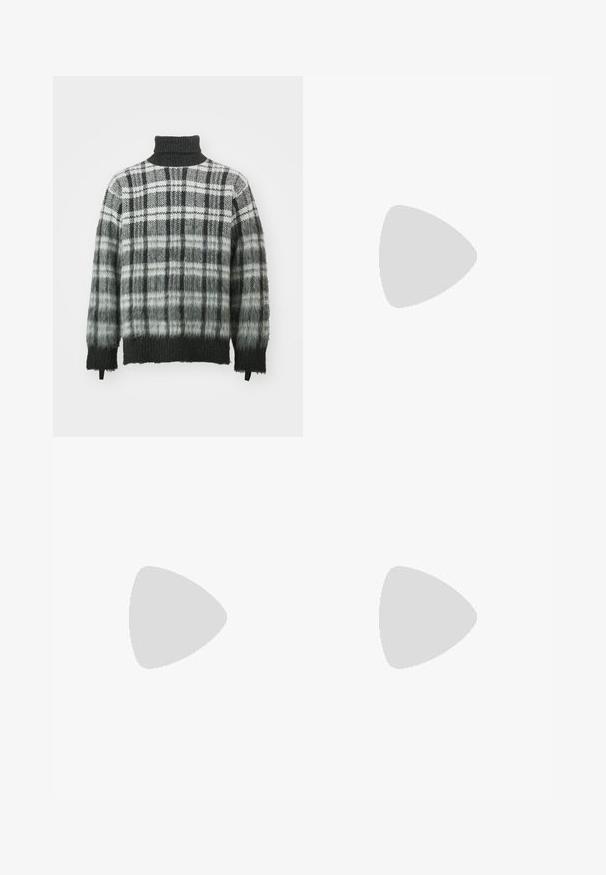 Pullover col roulé à carreaux gris et noirs avec une finition douce et texturée. Présente une coupe ample et des poignets côtelés. Dégradé de couleur en bas.; T-shirt en coton noir avec un col rond, des manches courtes et une étiquette blanche rectangulaire arborant des chiffres et un design graphique.; Un pantalon noir ajusté en tissu lisse, à coupe droite, avec une taille ceinturée et une boucle rectangulaire. Des plis avant notables accentuent le design.; Chaussure noire en cuir à enfiler, avec un bout rond, un petit talon carré et une sangle à l'avant. Texture lisse avec un subtil logo sur la sangle.