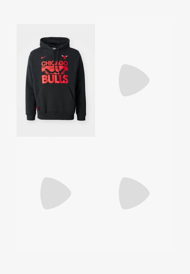 Črna kapuca s kengurujskim žepom, ki se ponaša z velikim rdečim grafičnim in logotipom "CHICAGO BULLS". Narejena iz mehkega blaga z kapuco na vrvico.; Bež traper kratke hlače s ravnim krojem, sprednjim gumbnim zapiranjem in štirimi žepi. Tkanina ima gladko teksturo in minimalne šive.; Črne usnjene loafersice s kaširanim naglasom, z debelim črnim podplatom in rumenim šivom ob robu. Teksturirana površina.; Zlata verižica z velikimi medsebojnimi povezavami, ki ima v središču krožni obesek z izbočenim grbom.