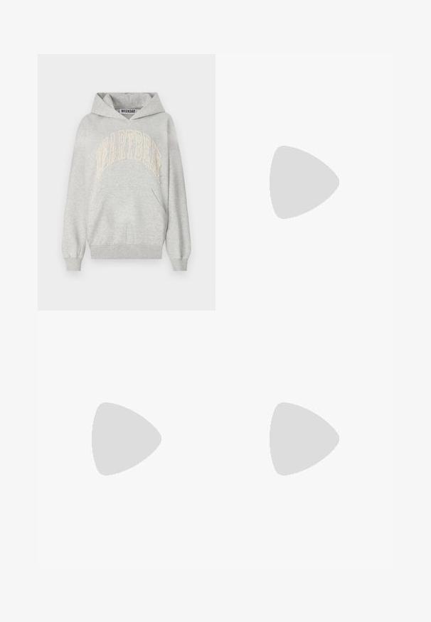 Grå hoodie lavet af bomuldsblandingsstof. Har et stort "HEARTBEAT" logo broderet i lys fløde. Kænguru lomme og ribbede manchetter.; Sorte polyester culotte bukser med elastisk talje, to forpiber og en løs silhuet. Ingen synlige mønstre eller hardware detaljer.; Bershka Højhælede sandaletter / Højhælede sandaler - black; Sort patenteret læder håndtaske med en buet form, en skulderrem, frontlommer og hardware accenter i sølvfarve.