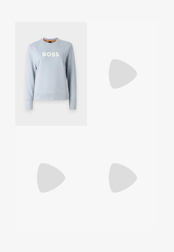 Απαλή μπλε φούτερ από μαλακό ύφασμα, με στρογγυλή λαιμόκοψη, μακρύ μανίκι και τη διακριτική λευκή επωνυμία "BOSS" μπροστά.; Μαύρες τζιν παντελόνες με ψηλή μέση και άνετη γραμμή, με πέντε τσέπες, θηλιές ζώνης και ετικέτα μάρκας στη μέση.; Καφέ suede μποτάκι μέχρι τον αστράγαλο με χοντρή μαύρη καουτσούκ σόλα, διαθέτει ελαφριά τακούνι και θηλιά στο πίσω μέρος για εύκολη χρήση.; Κόκκινη πλεκτή τσάντα με γυαλιστερή φινίρισμα, διαθέτοντας πλεκτές λαβές. Διακριτικό τριγωνικό σχήμα και υφή με σφιχτό μοτίβο.