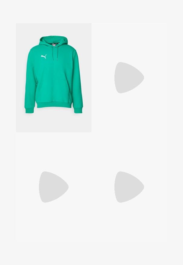 Zeleni bombažni pulover s kenguru žepom, kapuco z vrvico, rebrastimi manšeti in belim logotipom na zgornji levi strani prsnega koša.; Črne hlače iz trpežnega blaga, z ravnim krojem, pasom z zankami za pas in šivi za dodano teksturo.; Puma superge v beli in črni usnjeni izvedbi, sročene s rjavim gumijastim podplatom. Usklajene z belimi nogavicami z črnim logotipom, nosijo se s temnimi hlačami.; Zlata verižica z velikimi medsebojnimi povezavami, ki ima v središču krožni obesek z izbočenim grbom.