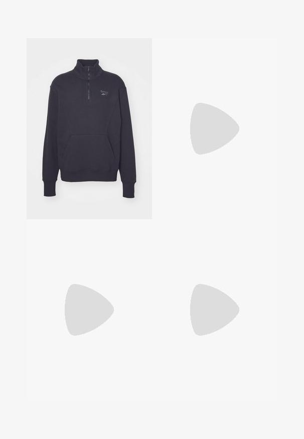 Svart fleece-pullover med hög krage, kvartdragkedja fram och framficka i känguru-stil. Har sydda detaljer och en logotyp på bröstet.; Mörkblå byxor med rak bendesign, tillverkade av ett mjukt tyg, med en standard midjeband och utan synliga mönster eller detaljer.; Svart läder snörsko med rundad tå, texturerad gummisula och gul söm runt basen. Platt design och slät yta.; Svart tygväska med en strukturerad, vadderad yta. Rund form, korta, tjocka handtag och en mjuk, flexibel struktur.