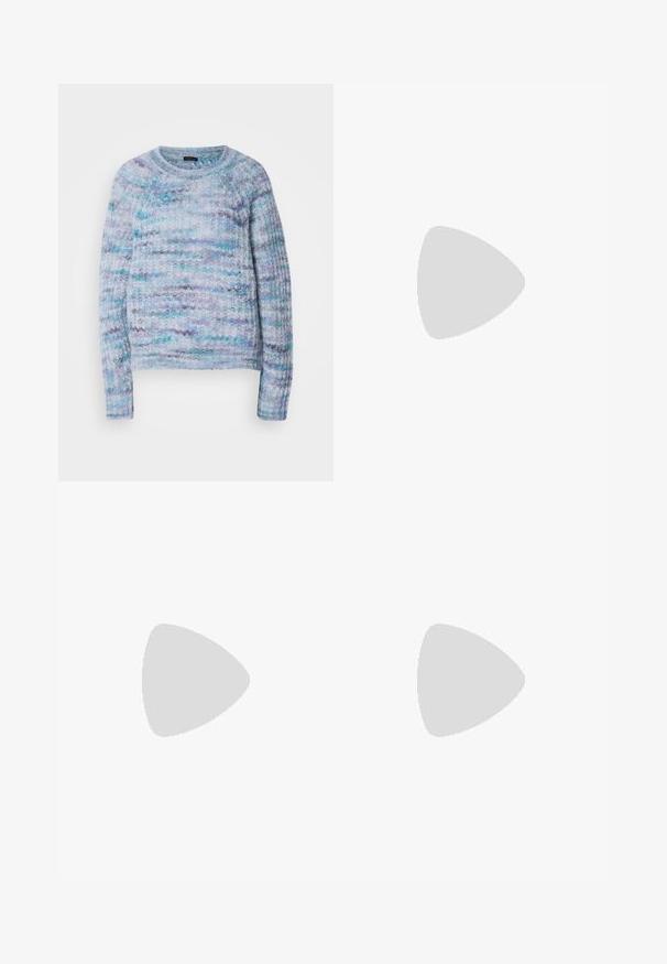 Gestrickter Pullover in Hellblau, Violett und Aqua mit strukturierter Oberfläche, Rundhalsausschnitt und gerippten Bündchen. Keine sichtbaren Verschlüsse.; Schwarze, taillierte Hose mit geradem Bein, aus einem glatten Stoff und mit klaren Falten an der Vorderseite. Keine sichtbare Hardware.; Schwarze Leder-Slingback-Pumps mit spitzem Schuhblatt, ausgestattet mit einem schlanken Absatz und einem goldfarbigen Akzent am verstellbaren Riemen. Glatte Textur.; Schwarze Lederhandtasche mit einem strukturierten Design, das eine verkürzte Form, einen oberen Griff und goldfarbene Hardware-Details aufweist. Verstellbarer Schulterriemen ist enthalten.