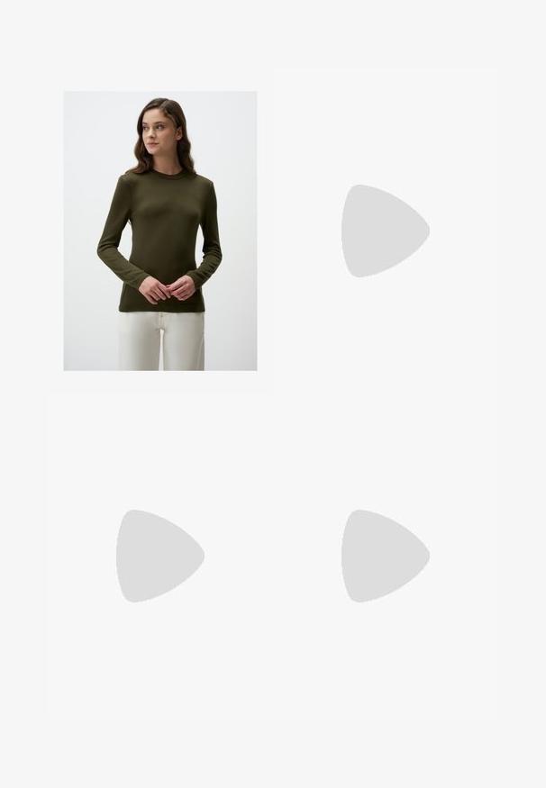 Maglione verde oliva a maniche lunghe con collo a girocollo a coste e superficie testurizzata. Indossato sopra pantaloni bianchi, evidenziando una silhouette aderente.; Pantaloni sportivi verdi in satin con vestibilità comoda, dotati di accenti a strisce gialle e un logo ricamato sul lato sinistro. Vita elastica.; Scarpa in pelle nera con punta arrotondata, tacco basso, dettagli in pizzo e cuciture gialle lungo la suola. Texture liscia con finitura opaca.; Occhiali neri rettangolari con lenti trasparenti, caratterizzati da bordi arrotondati e dettagli laterali, con una finitura lucida sulla montatura e sulle astine.; Borsa hobo in pelle nera con una forma morbida e curvata. Presenta un ampio manico superiore e pieghe alla base per una texture morbida.