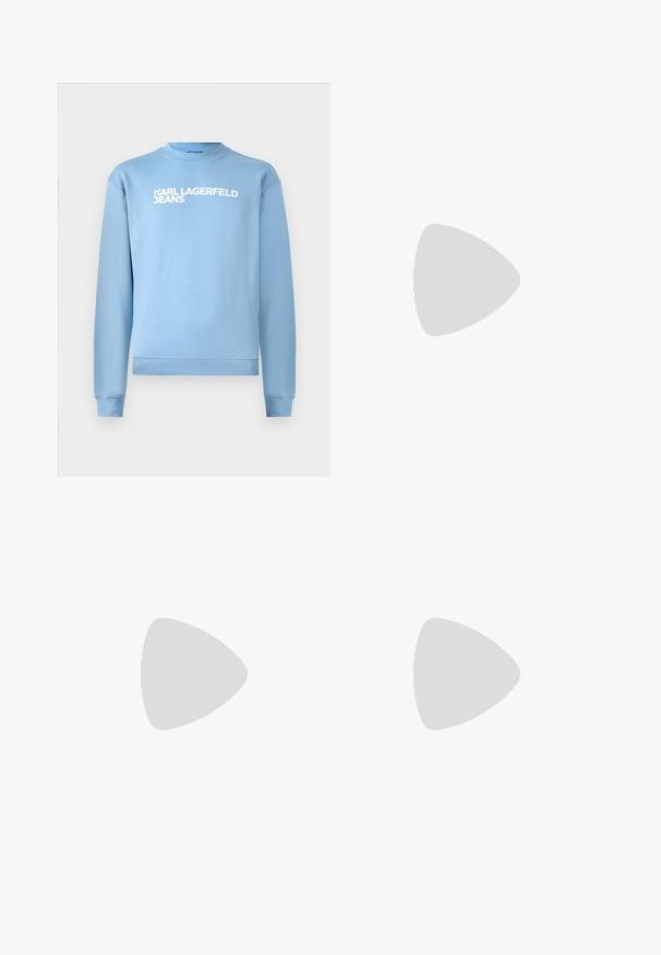 Blå hettegenser laget av bomullsblanding, har rund hals, lange ermer, og hvit trykt tekst "KARL LAGERFELD JEANS" på forsiden.; Lys blå denimjeans med rett ben-design, fem lommer, knappeåpning, minimal falming og kontrasterende sømdetaljer.; Hvit sneakers med en glatt skinnoverdel og lav profil. Har en rund tå, seks snøring hull, og en teksturert gummisåle.; Grå nylon crossover-veske med to glidelåslommer foran, justerbar stropp og logoaccent. Glatt tekstur med et moderne design.