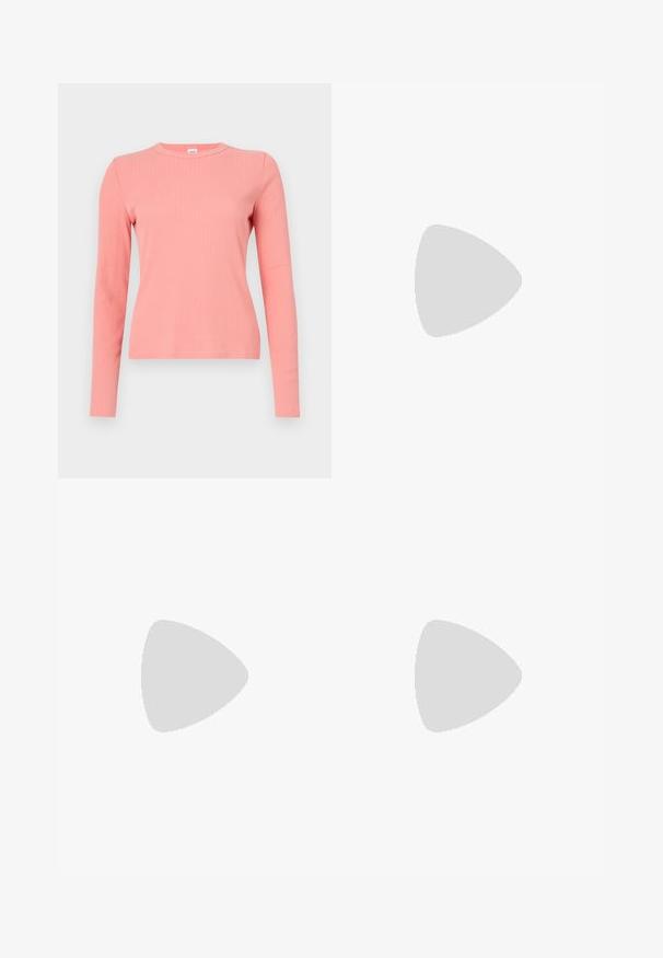 Maglietta a maniche lunghe in maglia a coste di un morbido corallo. Presenta un collo rotondo e una silhouette aderente, con una texture liscia e un design minimalista.; Jeans in denim blu scuro con vestibilità dritta, cinque tasche, dettagli di cucitura sottili e un bottone metallico in vita.; Décolleté in vernice nera con punta affusolata e tacco in geometria cubica. Presentano un design elegante e minimalista, con una texture liscia.; Borsa hobo nera in pelle con una superficie liscia, forma curvata e una singola tracolla regolabile; presenta un'ampia apertura nella parte superiore.