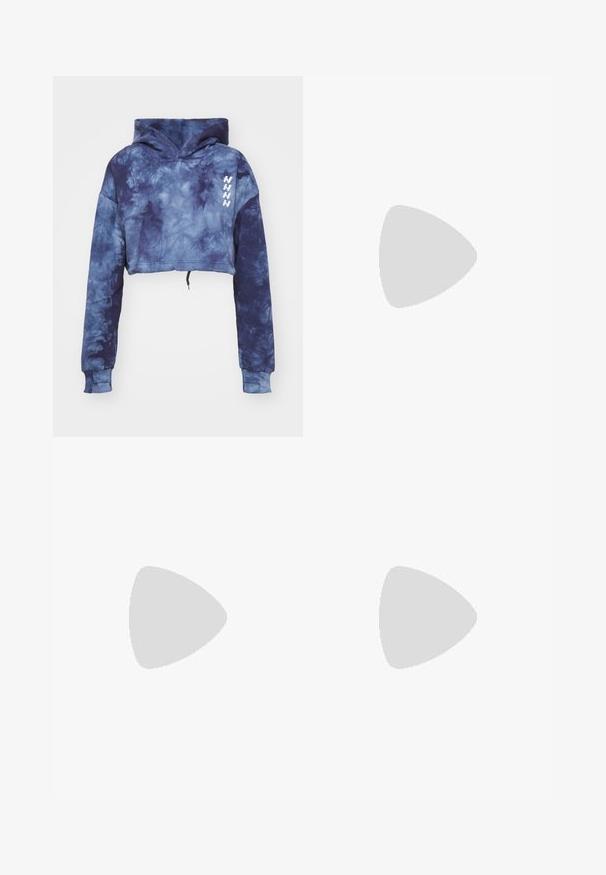 Nebbia RE-FRESH - Hoodie - blue; Lett, hvit T-skjorte med korte ermer, rund hals, og en liten logo i øvre venstre hjørne. Glatt stoff med en subtil glans.; Svarte sportsleggings laget av elastisk materiale, med høy midje, sidelommer og tettsittende mansjetter ved ankelen.; Lyseblå sportsko laget av mesh-materiale med en teksturert såle, med en oransje logo og snøring.