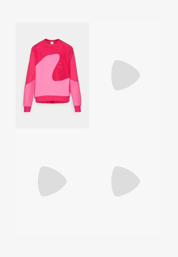 Felpa in pile di tonalità rosa vivaci, con forme astratte di un rosa più chiaro, polsini e orlo a costine, e colletto rotondo.; T-shirt in cotone nero con collo tondo, maniche corte e un piccolo logo impresso sul lato sinistro del petto. Vestibilità classica e texture liscia.; Pantaloni della tuta neri realizzati in materiale morbido con vita elastica, coulisse e polsini aderenti, caratterizzati da un logo sottile sul lato.; Scarpa da corsa azzurro chiaro con logo nero, suola bianca spessa e rivestimento interno nero, vista di lato su uno sfondo bianco.