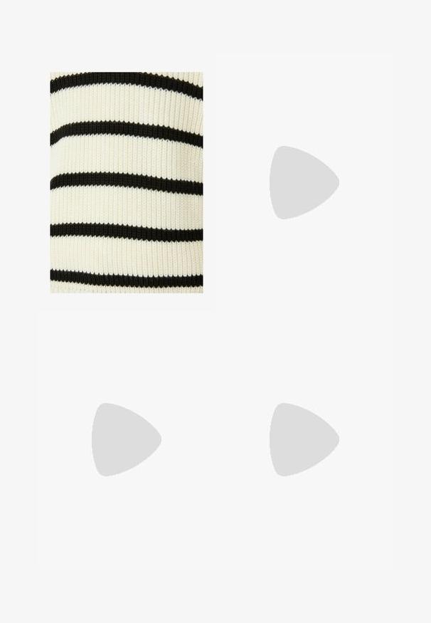 Gestreifter Strickstoff mit abwechselnd schwarzen und cremefarbenen horizontalen Linien. Die Textur ist gerippt, was auf Elastizität und Dehnbarkeit hinweist.; Weißes Baumwoll-T-Shirt mit kurzen Ärmeln, rundem Ausschnitt und geradem Schnitt. Glatte Textur ohne sichtbare Muster oder Akzente.; Jeans aus Denim mit geradem Bein, dunkelblauer Farbe und subtilen Verblassungen. Verfügt über fünf Taschen und einen Knopfverschluss.; Schwarze Lederloafers mit glatter Oberfläche, ausgestattet mit einem dekorativen Riemen und Kontrastnähten, kombiniert mit beigen Hosen.