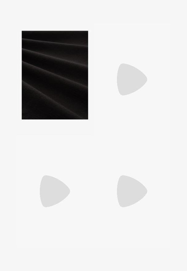 Fekete szövet sima textúrával, hajtogatva bemutatva, enyhe fényes felülettel és finom kötésmintával, kiemelve puha megjelenését.; Világoskék denim nadrág, laza fazonnal, gombos záródással, elülső zsebekkel és pohárkialakítással, klasszikus öt zsebes kialakítással.; Barna bőrből készült bokacsizma fém fűzőlyukakkal, fehér szőr béléssel, fekete párnázott gallérral, strapabíró talppal és dombornyomott logóval az oldalán.; Fekete, négyzet alakú napszemüveg szürke lencsékkel. Vastag műanyag keretek arany díszítéssel és márkázással a szárán. Sima felület.