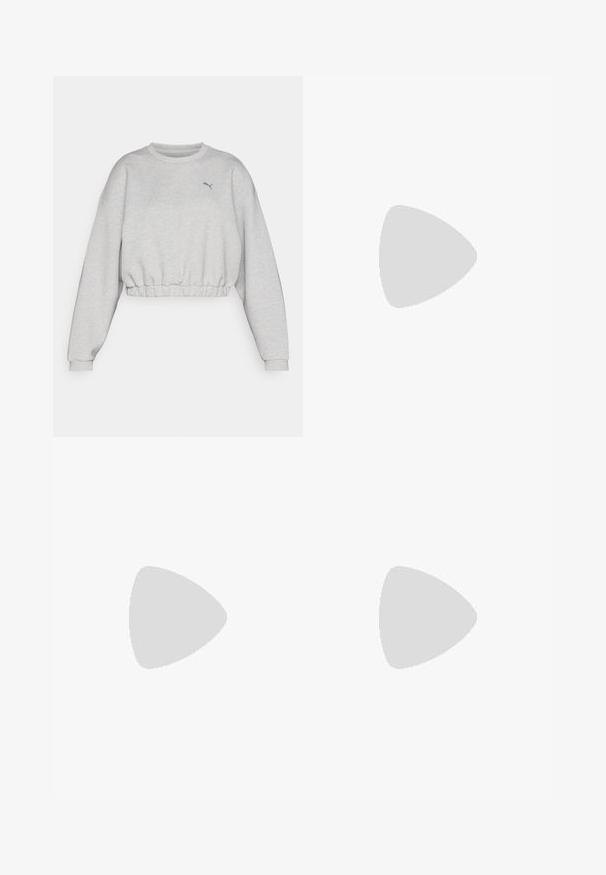 Világosszürke, cropped pulóver bordázott szegéllyel, eső vállakkal és egy kis fekete Puma logóval a mellen. Puha anyagú textúra.; Fehér ujjatlan crop top sima anyagból, kerek nyakú, nyitott hátrésszel, rendezett varrásokkal az élein.; Fekete sportos leggings, rugalmas anyagból, magas derékkal, oldalsó zsebekkel és fehér logóval a bal lábon.; Fekete sportcipők fehér kiegészítőkkel, hálós felsőrésszel, fűzőkkel és párnázott sarokkal. A talp textúrázott, amely tapadást biztosít.