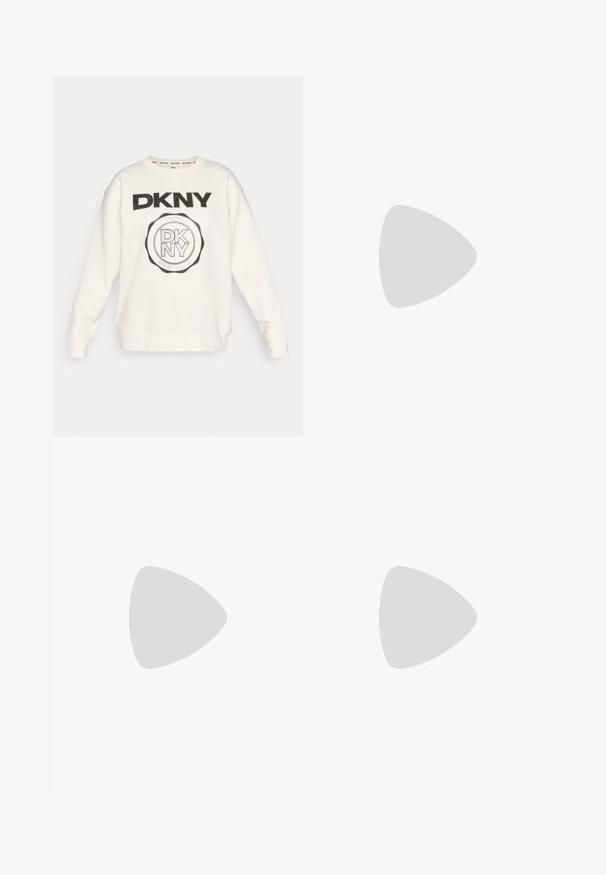 Bílá mikina s černým logem DKNY v tučném písmu a kruhovém designu. Obsahuje žebrované manžety a lem s měkkou, strukturální tkaninou.; Černé džíny rovného střihu s pěti kapsami, stříbrnými nýty a zapínáním na knoflík. Látka má hladký, mírně texturovaný povrch.; Bílé tenisky vyrobené z kůže s hladkým povrchem, s stříbrným akcentem na patě, plochou podešví a minimalistickým designem.; Černá kožená kabelka s nařaseným designem, dvojitým stahovacím uzávěrem a odnímatelným ramenním popruhem. Obsahuje detail s metalickým logem.