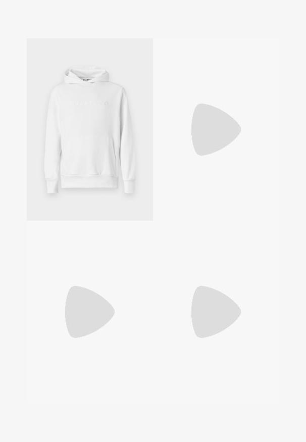 Bílá mikina s kapucí, obsahující přední klokankovou kapsu, stahovací šňůrku a embosované logo "QUARTZ CO" na hrudi. Měkká bavlněná tkanina.; Černé tričko s krátkým rukávem s velkým bílým grafickým motivem stylizované koule a kruhu, na vrcholu s křížem, umístěným na středu přední strany.; Široké modré džíny vyrobené z denimu s vybledlým povrchem. Mají pět kapes, přední zapínání na knoflík a rovný střih.; Černé kožené polobotky s hladkou texturou, zaoblenou špičkou a zdobným páskem přes nárt. Nízký stohovaný podpatek, minimalistický design.