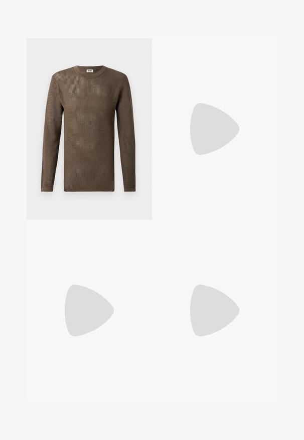 Ruskea, pitkähihaisen neulepuseron kanssa, jossa on teksturoitu, avonainen kudontamalli. Pyöreä kaula-aukko ja ribbireunat täydentävät muotoilua.; Mustat suorat housut, jotka on valmistettu kevyestä kankaasta. Varustettu edessä nappikiinnityksellä ja kahdella sivutaskulla; sileä pinta.; Mustat nahka loafit sisältävät kohoavan sauman, kaksi koristeellista nauhaa yläosassa ja paksun teksturoidun pohjan parempaa pitoa varten.; Tummansininen nahkainen salkku, jossa on kaksinkertaiset yläkahvat ja irrotettava hihna. Varustettu tekstuuripinnalla, pystysuoralla ompeleella ja logotiedoilla.