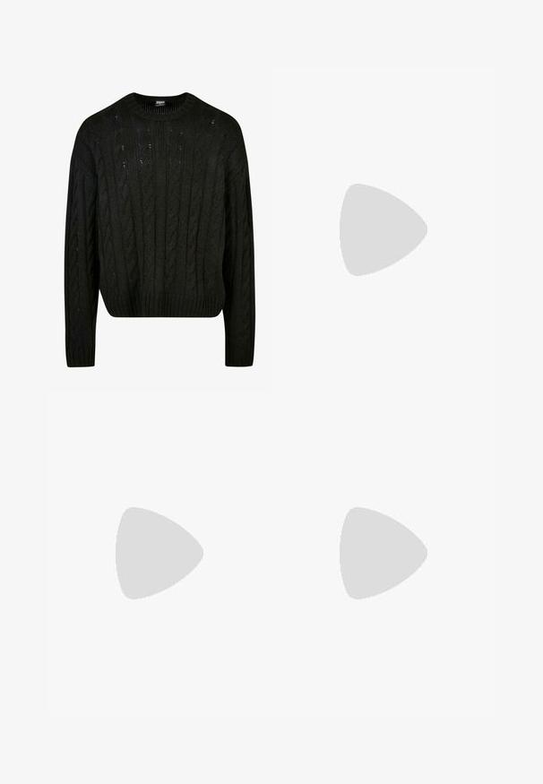 Svart strikket genser med kabler, rund hals, senket skuldre og ribbestrikket kant. Midt-kort design med en teksturert finish.; Mørkeblå høytlivs jeans med avslappet passform, med fem lommer og knappelukking. Laget av denim med en glatt tekstur.; Hvite skinnsneakers med perforeringer, rund tå, flat såle og tykke lisser, med en synlig swoosh-logo og "AIR" på hælen.; Svarte tekstilveske med en strukturert, quiltet mønster. Rund form, korte, tykke håndtak og en myk, fleksibel struktur.