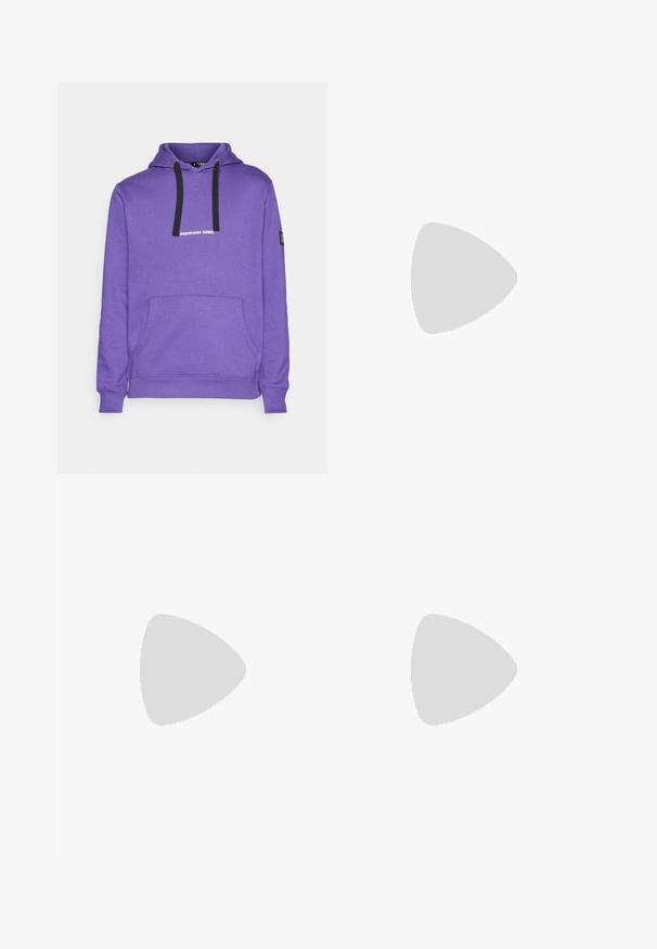 Redefined Rebel ALFRED - Kapuutsiga pusa - prism violet; Kolm t-särki komplekt mustas, valges ja helesinises värvitoonis. Lühikesed varrukad, ümar kaelus, valmistatud siledast puuvillakangast. Brändi logo on nähtav.; Heledad sinise denim'iga teksased, millel on vabalt istuv lõige, sirge sääre disain ja tavaline õmblus, koos mustade tossudega.; Mustad must sportlikud jalanõud võrgupealsega, kummist tallaga ja peegeldavate aktsentidega. Omavad pehmet tallatootet ja lipsuklõpsu kujundust.