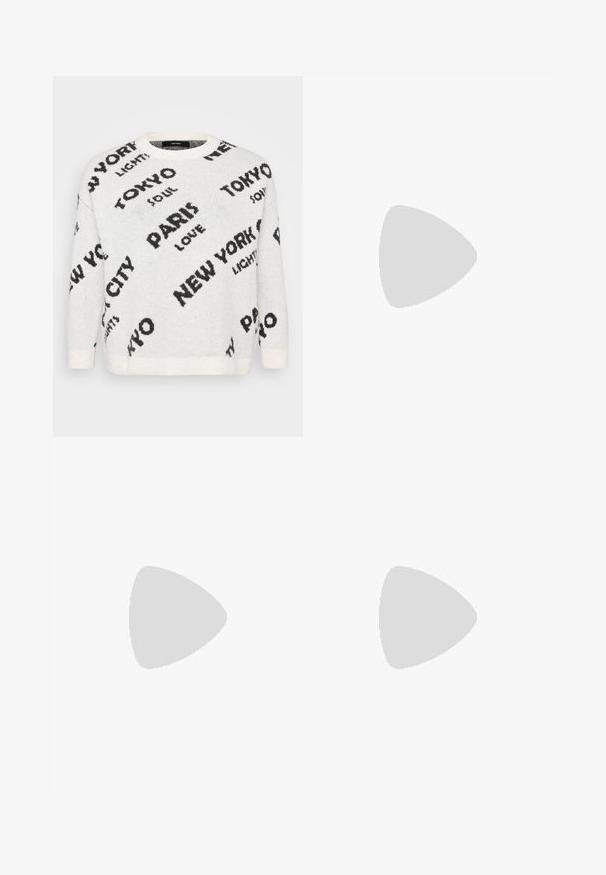 Maglione bianco a maglia con grande scritta nera dei nomi di città, come "PARIGI" e "TOKYO", con scollo a giro e polsini a costine.; Pantaloni neri a campana con una finitura lucida simile alla pelle, dotati di tasche frontali, chiusura con bottone e fessure laterali all'orlo.; Sandali neri con tacco alto a forma di blocco, caratterizzati da più sottili cinturini e una punta rotonda. La superficie del tacco è liscia. Chiusura con fibbia regolabile.; Zign Bracciale - silver-coloured