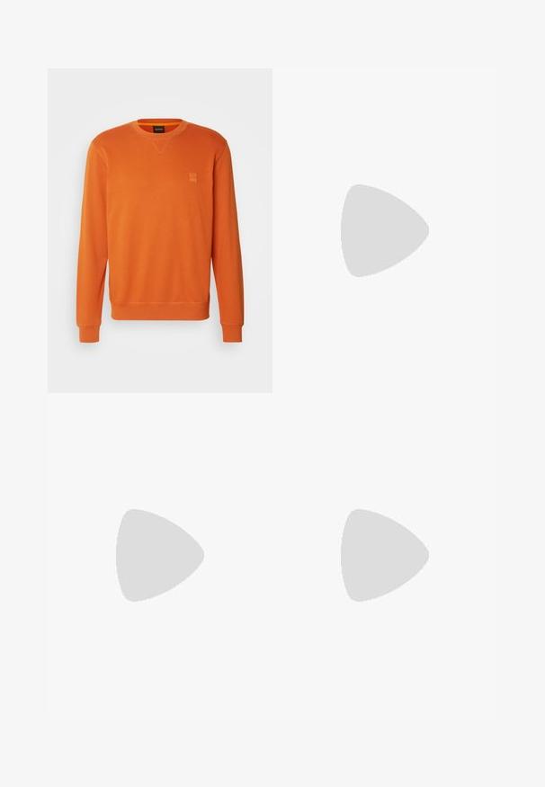 BOSS Sudadera - open orange; Pantalones de chándal negros con una cintura elástica, tobillos ajustados y un pequeño logo blanco de Nike en el lado izquierdo. Hechos de una tela suave y texturizada.; Zapatilla deportiva negra con un upper de tela texturizada, swoosh blanco de Nike y suela blanca gruesa. Cuenta con un tirador en el talón para facilitar el uso.; Gafas de sol de plástico negro con lentes verdes, montura cuadrada, acento plateado en la ceja y brazos texturizados. Marca indicada en el brazo interno.