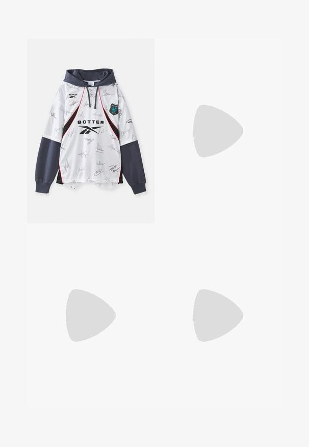 Hoodie bianco con un mix di firme, dettagli neri e rossi, e cappuccio grigio scuro. Realizzato in un tessuto leggero, con un design sportivo.; T-shirt bianco in cotone con maniche corte. La parte anteriore presenta testo nero: "NON DOMANI NON OGGI" e "L'ARTE DEL MUOVERE LA POLVERE" in corsivo verde.; Pantaloni in cotone neri con una vestibilità rilassata, dotati di una vita classica, pieghe frontali e tasche laterali. Tessuto liscio senza fantasie.; Scarpe sportive bianche realizzate in mesh e materiale sintetico, con punta rotonda, suola ammortizzata e accenti beige sui lati.