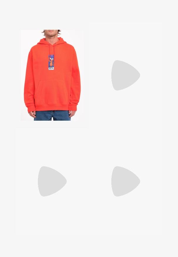 Pomarańczowa bluza z kapturem z przednią kieszenią kangurką, z niebieską grafiką przedstawiającą kreskówkowego łosia mówiącego "moose out of life". Tekstura dziana maszynowo.; Biała bawełniana koszulka z krótkim rękawem, okrągłym dekoltem, z małym złotym logo na lewej części klatki piersiowej. Miękka textura i regularny krój.; Brązowe bawełniane spodnie robocze o prostym kroju, z przednimi kieszeniami i metalowymi elementami dla dodatkowej wytrzymałości.; Białe skórzane sneakersy o niskim kroju, z okrągłym noskiem, perforowanymi detalami i teksturowaną podeszwą. Zawierają sznurowadła i subtelne akcenty ściegów.