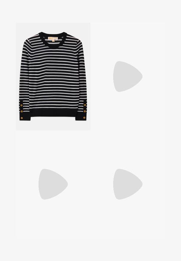 Stribet sweater i sort og hvid med rund halsudskæring, lange ærmer og guldknapdetaljer nær manchetterne. Blødt strikmateriale.; Beige brede bukser lavet af bomuld med en glat tekstur. Har en knaplukning, forlommer og et klassisk taljedesign.; Hvide sneakers med en glat overflade, der har en mørkerød accent langs sålen og en takkede gummiydersål for greb. Minimalistisk design.; Brun mønstret clutch-taske med guldfarvet beslag og kæderem, båret på skulderen over en beige sweater med tekstureret stof.