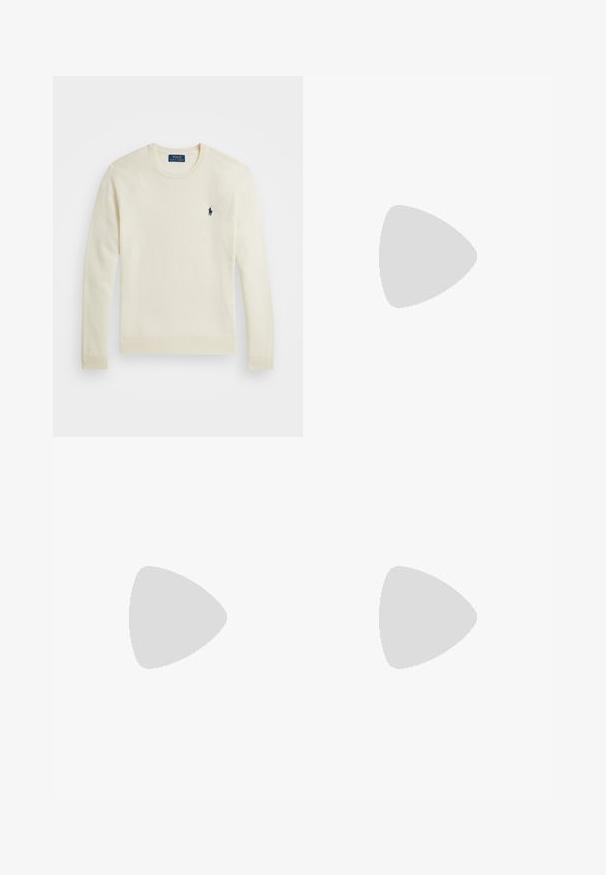 Pull en tricot crème avec un col rond, des poignets et un ourlet côtelés. Présente un petit logo brodé sur la poitrine gauche.; T-shirt en coton blanc avec un col rond, des manches courtes et un petit logo marine sur la poitrine gauche. Texture lisse, design simple.; Chinos blancs en coton, avec une coupe plate, passants de ceinture, deux poches latérales et une poche arrière. Texture lisse avec une jambe droite.; Baskets blanches en matériau synthétique lisse, à bout rond et à lacets. Présentent un accent en daim gris clair au niveau du talon et un logo brodé.