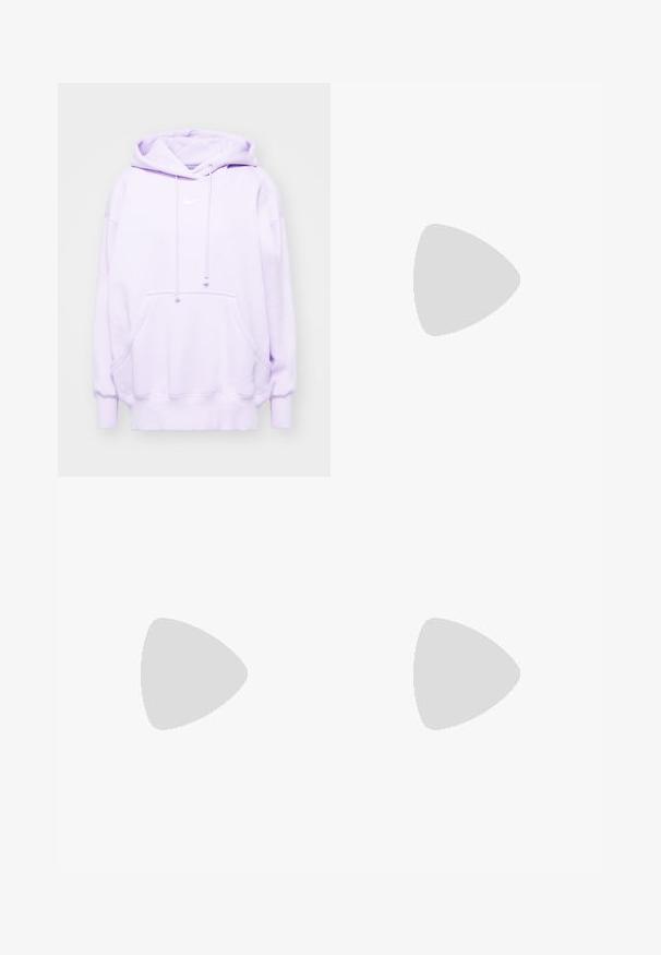 Nike Sportswear HOODIE - Sweatshirt - violet mist sail; Hvit bomull t-skjorte med rød og blå "NIKE" logo, med teksten "Just Do It" over og "Athletic Depart." under, kortermet, rund hals.; Hvite cargo-bukser med bred bendesign, med elastisk livlinning og sidelommer. Strukturert stoff med en glatt finish.; Nike Air Max-sneakers med et grått, svart og lilla fargeskjema. Har en mesh-overdel, synlig luftdempe og strukturert gummisåle.