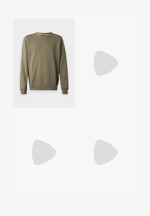 Olijfgroene sweatshirt van een zachte katoenmix, met een ronde hals, geribde boorden en een klein logo-opdruk op de borst.; Witte katoenen blouse met lange mouwen en een ronde halslijn, met zijsplitten aan de onderkant en een gladde textuur, vanuit de achterkant weergegeven.; Lichtblauwe denim jeans met een straight-leg ontwerp, vijf zakken, knoopsluiting, minimale vervaging en contrasterende stikseldetails.; Witte sneaker met een gladlederen bovenwerk en een laag profiel. Voorzien van een ronde neus, zes vetergaatjes en een gestructureerde rubberen zool.