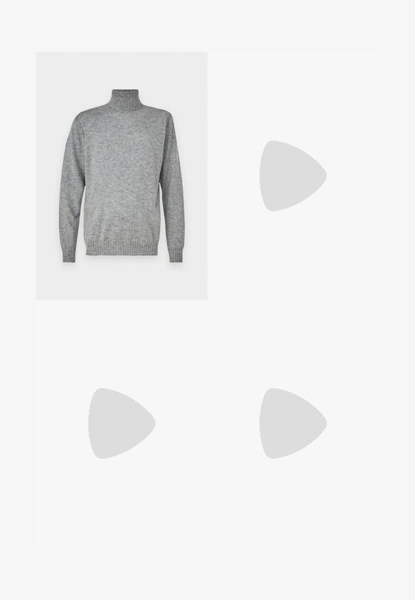 Grijze coltrui gemaakt van gebreide stof. Heeft een geribbeld kraag en manchetten, met een ontspannen pasvorm en een soepele textuur. Geen patronen of accenten.; Witte t-shirt met korte mouwen, gemaakt van katoen, met een ronde halslijn en een relaxte pasvorm. Gladde textuur, zonder zichtbare patronen of accenten.; Zwarte wijde broek van zachte stof met een elastische tailleband en verstelbare trekkoorden, voorzien van zijzakken en een gladde textuur.; Zwarte leren enkelboots met een vetersluiting aan de voorkant, gele stiksels, een ronde neus en een dikke, gestructureerde rubberen zool.