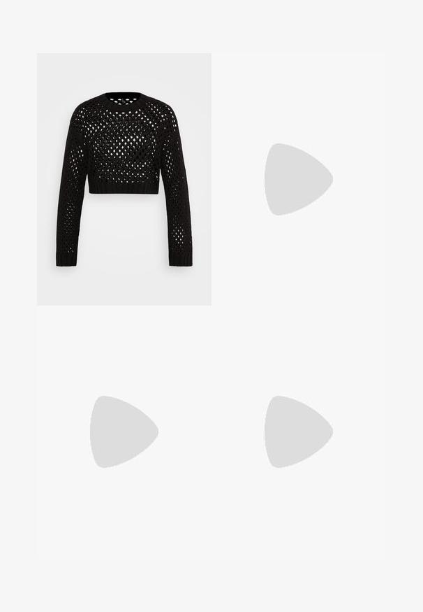 Črni krajni pulover z ohlapnim pletenjem, ki ima vzorec rombastih lukenj, dolge rokave ter rebraste manšete in rob.; ONLY Petite ONLMADISON BLUSH WIDE - Široke hlačnice - dark blue denim; Črne gležnjarje z sijajno površino, kvadratnim nosom in debelim blokskim peto. Oblikovanje izstopa s brezšivno silhueto in minimalnim logotipiranjem.; Srebrni kovinski obročasti uhani z brušenjem, s krožno obliko in prozornim zatičem za varno nošenje.