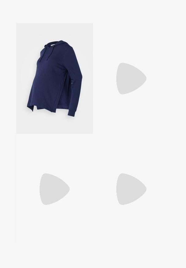 Donkerblauwe zwangerschaps hoodie met een kangoeroezak, lange mouwen, verstelbare trekkoordcapuchon en zijsplitsen voor extra comfort.; Drie zwangerschaps tanktops in het wit, grijs en zwart. Rekbare stof met verstelbare spaghettibandjes en geplooide naden aan de zijkanten voor extra comfort.; Zwangerschapsjeans met blauwe denim benen en een zwart rekbaar buikpaneel, ontworpen om een groeiende buik te ondersteunen en te bedekken.; Witte sneaker van glad synthetisch materiaal, met een ronde neus, vetersluiting, platte zool en subtiele geperforeerde details.
