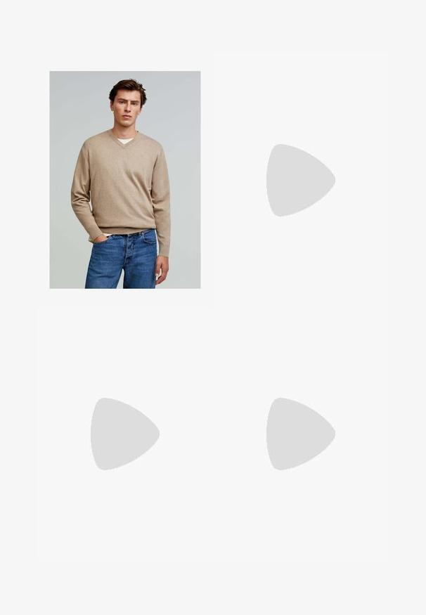 Scalpers V NECK - Striktrøje - taupe; Lyseblå denimjeans med lige ben, fem-lommerstil og robust syning. Har lynlås og metalknap.; Brun læder ankelstøvle med spids tå, elastiske sidepaneler, tekstureret detaljer på fronten og en lav stablet hæl.; Ovale solbriller med guld metalramme, orange linser og skildpadde-mønstrede arme. Glat tekstur og markant kædelignende detaljering.