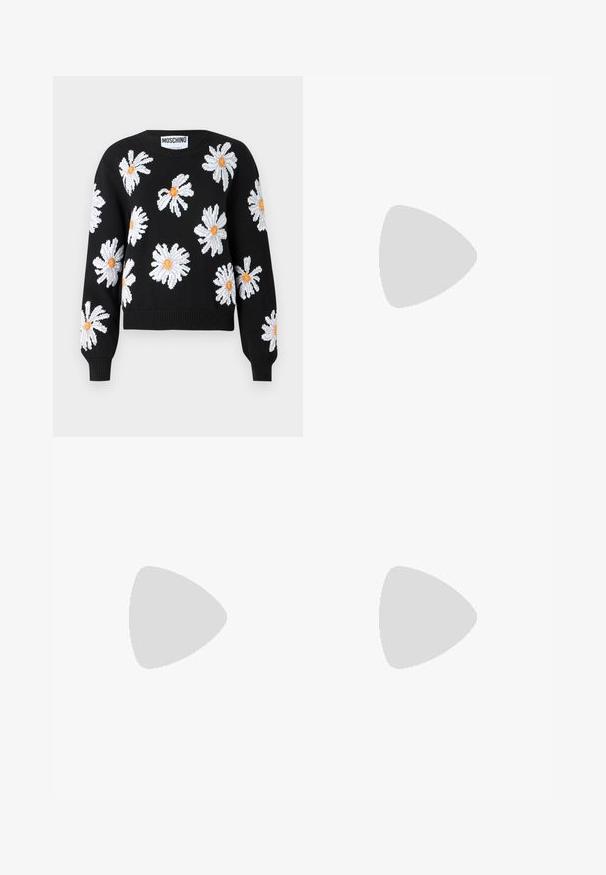 Fekete kötött pulóver fehér százszorszép virágmintákkal, narancssárga középponttal. Bordás mandzsetta és hem, kerek nyakú, cropped sziluett.; Sötétbarna, bő szárú nadrág magas derékkal, tisztán vasalt redőkkel, sima textúrával és testhez simuló fazonnal.; Fekete lakkbőr slingback lapos cipő, hegyes orral, finom masni díszítéssel és aranyszínű hardverrel a pánton.; Fekete bőr kézitáska strukturált dizájnnal, párhuzamos felső fogantyúkkal, levehető pánttal és arany csat díszítéssel egy vízszintes sávon.