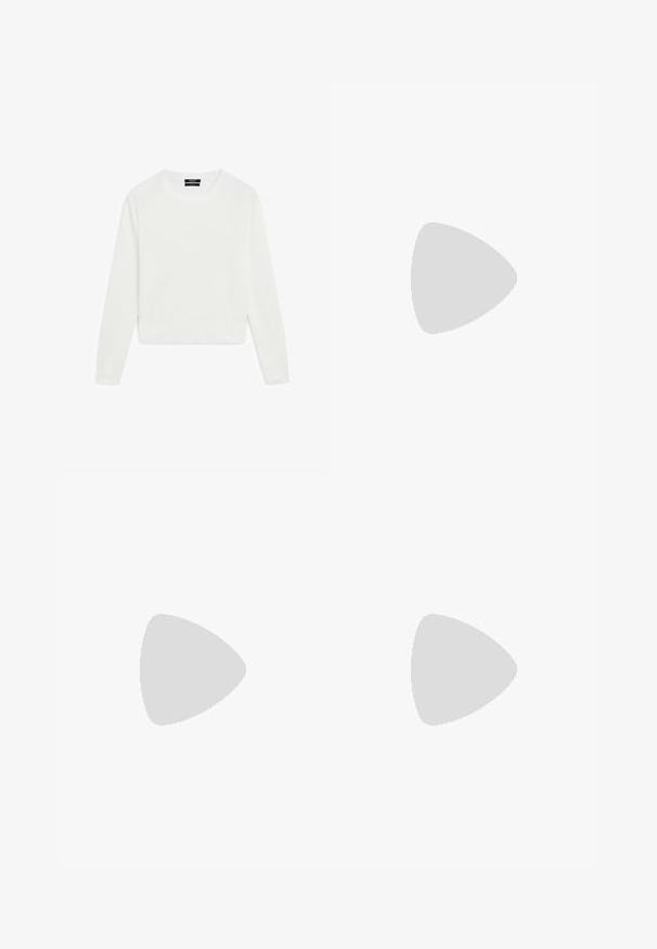 Maglione bianco a maniche lunghe, design cropped, texture morbida, collo rotondo, polsini e orlo a costine, stile minimalista senza pattern o elementi hardware visibili.; Jeans in denim blu chiaro con taglio dritto, due tasche frontali e due tasche posteriori. Include una chiusura a due bottoni e cuciture sottili.; Sneaker bianca in suede con strisce blu navy, suola in gomma, parte superiore testurizzata, punta rotonda e lacci; presenta un marchio sul lato e sulla linguetta.; Occhiali da sole con montatura in metallo dorato e lenti verde scuro, stile aviator, con aste sottili e dettagli in tartaruga sulle punte.; Borsa tote sintetica grigia con due manici lunghi e una piccola busta con zip coordinata, dotata di un pompon. Texture liscia con un motivo sottile.