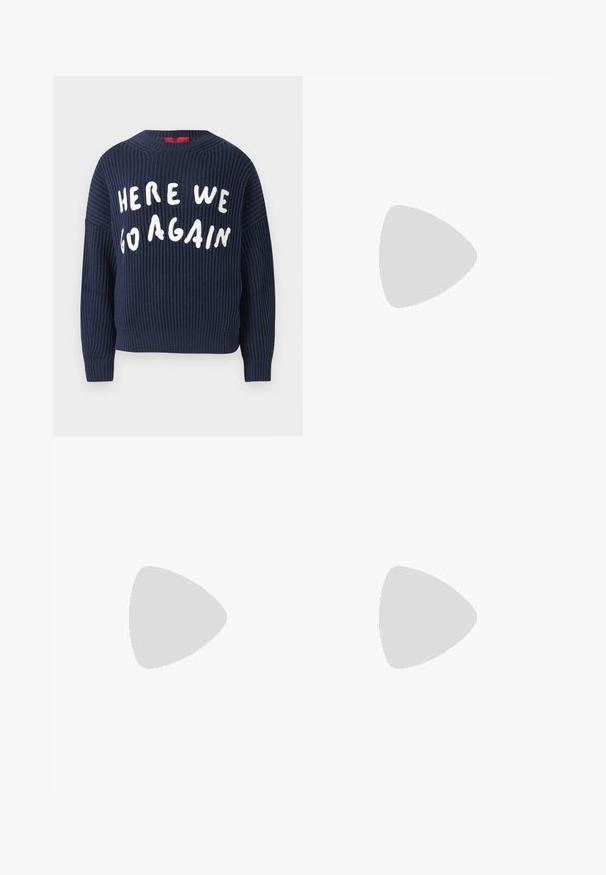 Marineblå ribstrikket sweater med brede ærmer og rund hals; har hvid tekst, der står "HER GÅR VI IGEN" på forsiden.; Lysblå højtaljede jeans med lige ben, udstyret med en falmet denimtekstur, røde sy-accents og et klassisk fem-lomme design.; Sneaker med en blanding af creme, marineblå og ruskindsmaterialer, snørebåndsdesign, skrå syninger og en gummisål med godt greb.; Brun læder clutch med gyldent låsramme og kort guldkædehåndtag, der har en blød, samlet tekstur på en hvid baggrund.
