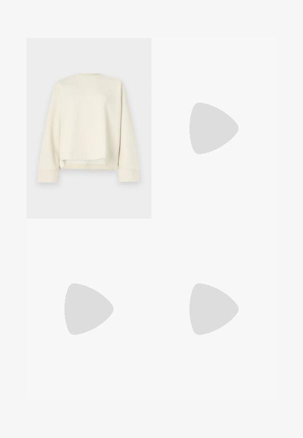 Felpa a maniche lunghe color crema realizzata in tessuto morbido, con vestibilità morbida, scollatura rotonda e leggere cuciture delle spalle scese.; Top a maniche lunghe ribattuto di colore rosa chiaro con scollatura rotonda e silhouette aderente. Realizzato in morbido tessuto testurizzato. Design minimalista, senza motivi.; Gonna maxi bianca a più strati realizzata in tessuto leggero. Presenta una vita elastica e un design fluido con una morbida e sottile texture.; Sneaker alta nera in tela con occhielli e lacci bianchi e suola in gomma. Presenta un punta testurizzata e accenti a strisce bianche e nere.