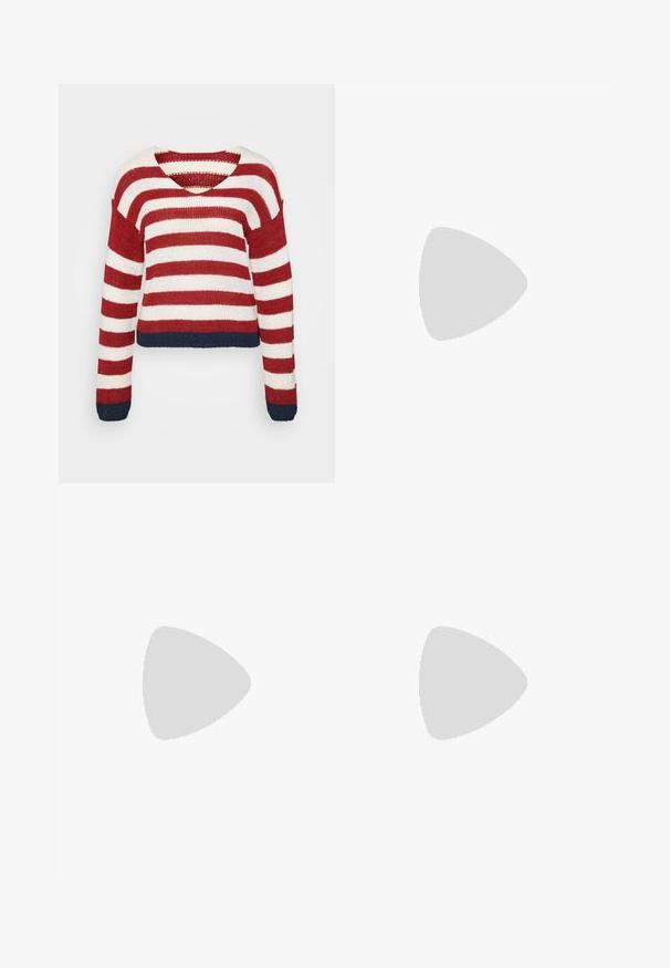 Maglione lavorato a maglia a righe rosse e bianche con un design corto e un orlo blu navy. Presenta maniche lunghe e una scollatura a V ampia.; Shorts in denim blu medio con vestibilità rilassata, dotati di due tasche posteriori e orlo dritto e pulito. Design classico a cinque tasche.; Scarpe in pelle verniciata rossa con punta quadrata, tacco basso e cinturino alla caviglia, abbinate a jeans a gamba larga verdi chiari. Texture liscia, superficie riflettente.; Orecchini a cerchio in argento con una finitura liscia e lucida. Forma rotonda e chiusura a scatto sicura. Design leggero adatto per l'uso quotidiano.