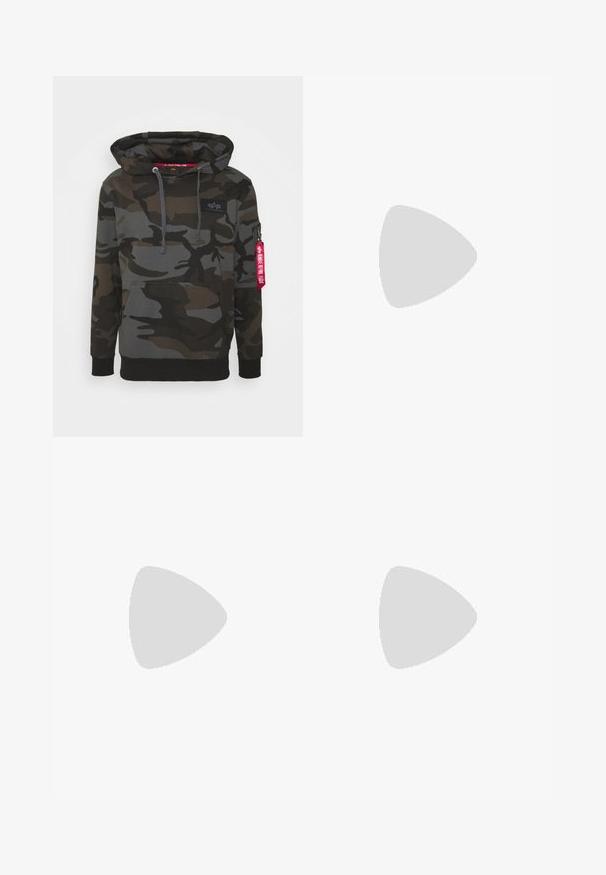 Hanorac camuflat în nuanțe de verde închis și gri, dotat cu o buzunar tip kangur în față, glugă cu șnur și un buzunar cu fermoar marcat cu o etichetă roșie.; Jeans din denim de culoare albastră deschisă, cu o croială lejeră, având multiple zone distruse și margini desfăcute. Design clasic cu cinci buzunare.; Tenisii Adidas Superstar albi cu dungi negre, vârf în formă de scoică și textul "Superstar" pe latură, prezentați în profil stâng pe un fundal alb.; Ochelari de soare negri cu finisaj lucios, ramă rectangulară, lentile întunecate și accente aurii ale logo-ului pe temple. Două puncte aurii în fiecare colț frontal.