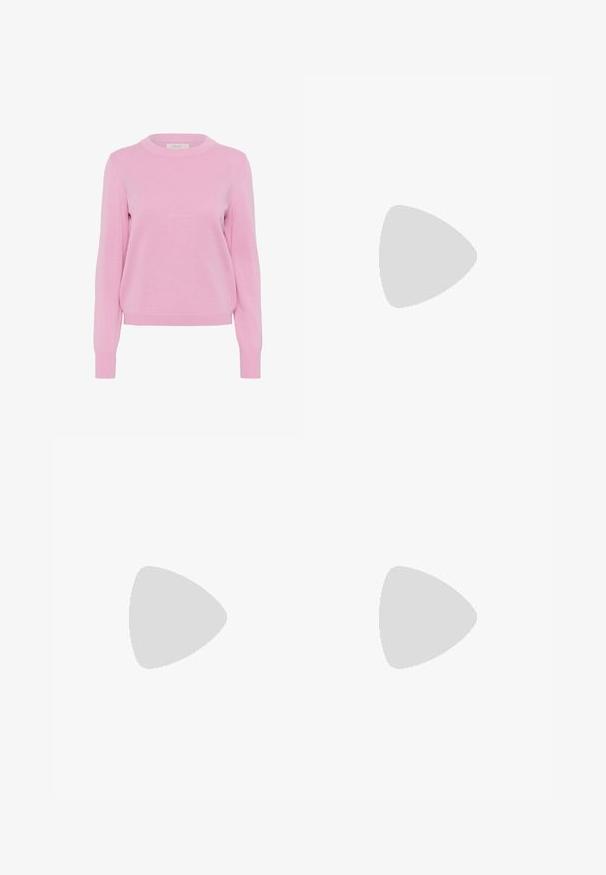 Svetlo roza pleten sweater z okroglim ovratnikom, dolgimi rokavi ter rebrastimi manšetami in robom. Ima gladko teksturo in klasičen kroj.; Široke hlače iz teksturiranega temno sive tkanine. Imajo sprednji zarezan, gumb za zapiranje in stranske žepe za praktičnost.; Rjave semiš sandale z visoko peto, odprto spredaj, z nastavljivim gležnjenjem in črtastim podplatom.; Even&Odd Torbica - beige