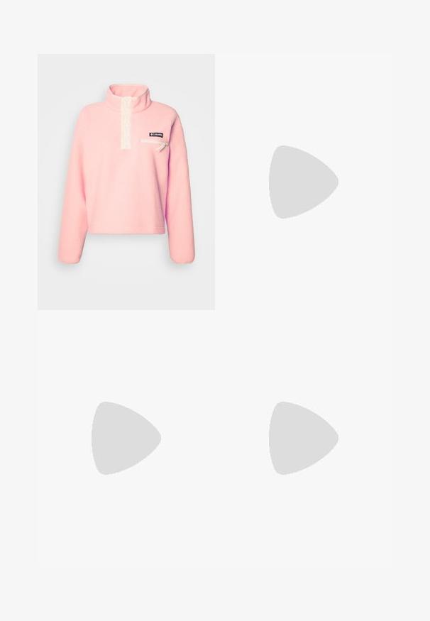 Svetlo roza flis pulover z visokim ovratnikom, gumbi in žepom na prsih z zadrgo. Ima črno oznako Columbia.; Črne široke cargo hlače iz bombaža z vezalko, opremljene z dvema stranskima žepoma in gladko teksturo tkanine.; Črne semišne gležnjarje z ravnim nosom in širokim blokom peto. Imajo širok trak z pravokotno sponko.; Črna usnjena torba z teksturirano obdelavo, z zlatim okovjem, sprednjim žepom in ročajem s ketno. Vključen je tudi nastavljiv ramenski trak.