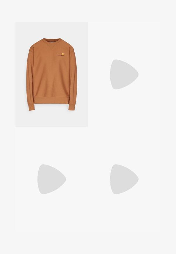 Carhartt WIP AMERICAN SCRIPT - Sweatshirt - hamilton brown; Svart T-skjorte med korte ermer laget av bomull, med rund hals og en enkel design uten mønstre eller detaljer.; Mørkeblå denimjeans med høy midje, rette ben, kontrasterende sømmer og lommer på forsiden.; Hvit lær sneaker med svarte semsket detaljer, tre svarte striper, beige gummisåle og gull "SPEZIAL" merkingen på siden.