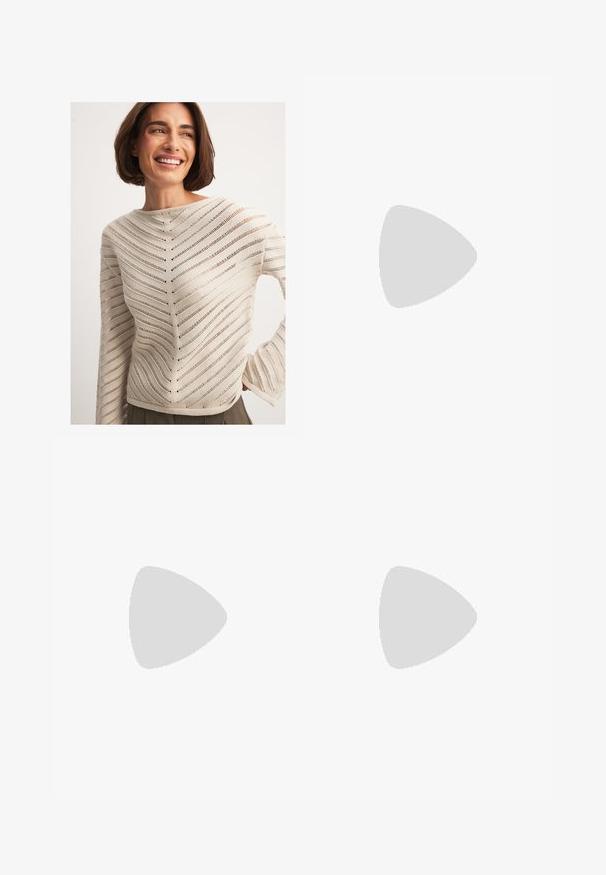 NA-KD PATTERN - Pullover - off white; Bershka WIDE-LEG TAILORED - Pantalon classique - white; Baskets en daim marron avec des accents et des lacets blancs. Semelle en caoutchouc gomme. Portées avec des chaussettes blanches à rayures noires. Sol texturé vert.; COACH TABBY SHOULDER BAG 26 - Sac à main - dark stone