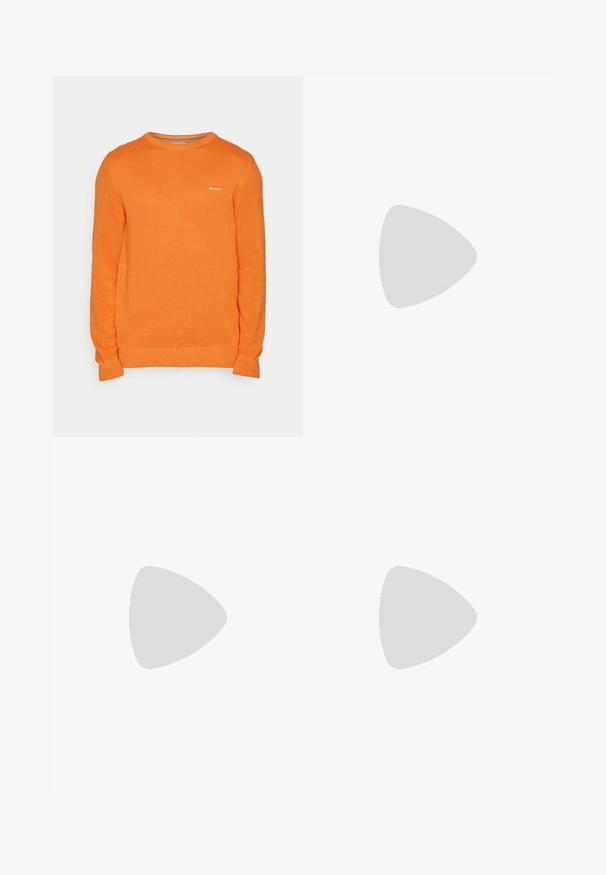 Oranje gebreide trui met een ronde hals, geribde boorden en een klein logo op de borst. Getextureerde stof met een subtiel patroon.; Zwarte denim jeans met een recht gesneden ontwerp, voorzien van koperen hardware, twee voorzakken, een achterzak en een knoopsluiting.; Zwarte leren instappers met een gladde afwerking, voorzien van een voorste banddetail en een stevige rubberen zool met gegroefde accenten.; Zwarte zonnebril met dikke monturen, gedragen door een persoon met krullend haar. De persoon is gekleed in een gestreept shirt en een zwart denimjasje.