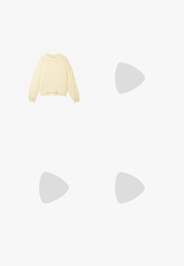 TOM TAILOR Strickpullover - gelb; Brauner Wildleder-Minirock mit glatter Textur, ausgestattet mit zwei vorderen Klappentaschen und Druckknopfverschlüssen an beiden Seiten. Schlichtes, gerades Design.; Braune kniehohe Stiefel aus glattem Leder, mit runder Zehenform, niedrigem Blockabsatz und einem dezente Stichmuster an den Seiten.; Schwarze Handtasche mit strukturierter Form, glatter Textur und einem metallischen Verschluss. Kombiniert mit weiten schwarzen Hosen und offenen Sandalen auf einem Holzboden.