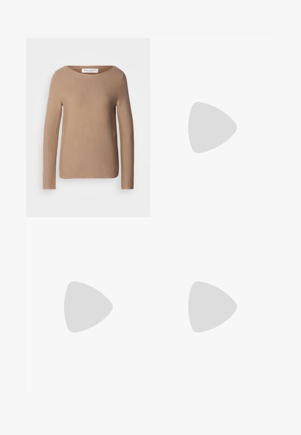 Marc O'Polo Strikkegenser - soft mocca; En kortermet kjole med knelengde som har et geometrisk mønster i marineblå og krem, med knapper og krage. Lett stoff.; Hvit skinn Mary Jane-flats med spiss tå, sidebuckle og lav svart hæl. Glatt tekstur og minimalistisk design.; Svart lær toteveske med to lange håndtak, en glatt tekstur og en strukturert form. Har en frontlomme for ekstra oppbevaring.