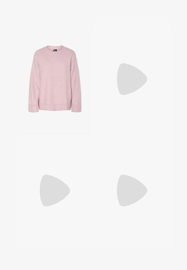 Camisola de malha cor de rosa clara com gola redonda, corte largo e detalhes canelados nos punhos e bainha. Textura macia com um padrão subtil.; Calças de perna larga em tecido cinza escuro, apresentando uma cintura alta, pregas simples e uma textura suave com um acabamento limpo nas bainhas.; Sapatos de salto alto slingback em couro preto com bico fino, pequeno salto kitten e um detalhe decorativo em forma de nó na parte da frente. Textura suave em toda a parte.; Bolsa de mão em couro sintético preto com textura de crocodilo, topo franzido e alça enrugada. Apresenta um design suave e compacto.