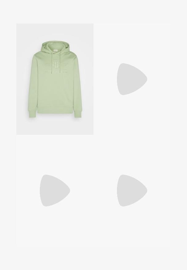 Sudadera verde claro con capucha ajustable y logo en relieve. Presenta puños y dobladillo acanalados, fabricada con material suave y liso.; Camiseta de algodón blanca con manga corta, escote redondo y una textura suave. Diseño simple sin patrones ni gráficos.; Jeans de mezclilla negra con corte recto, con cremallera, cinco bolsillos y costuras de contraste a lo largo de las costuras.; Zapatillas Nike Dunk en blanco y negro con parte superior de cuero, puntera perforada, cordones negros y suela de goma negra con diseño de tracción.